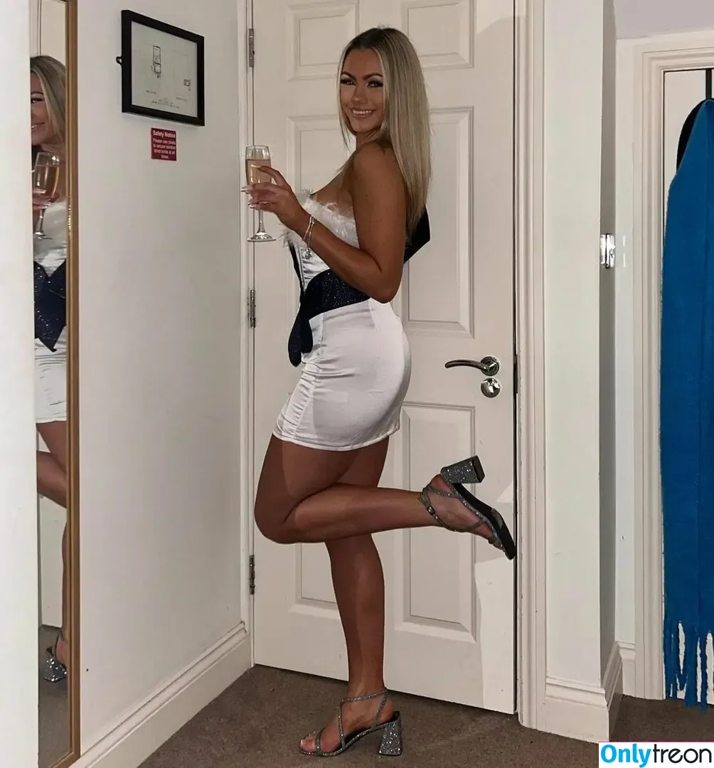 Abi Greasley nude photo #0065 (abi.greasley / abibamfordxx / abigreasley)