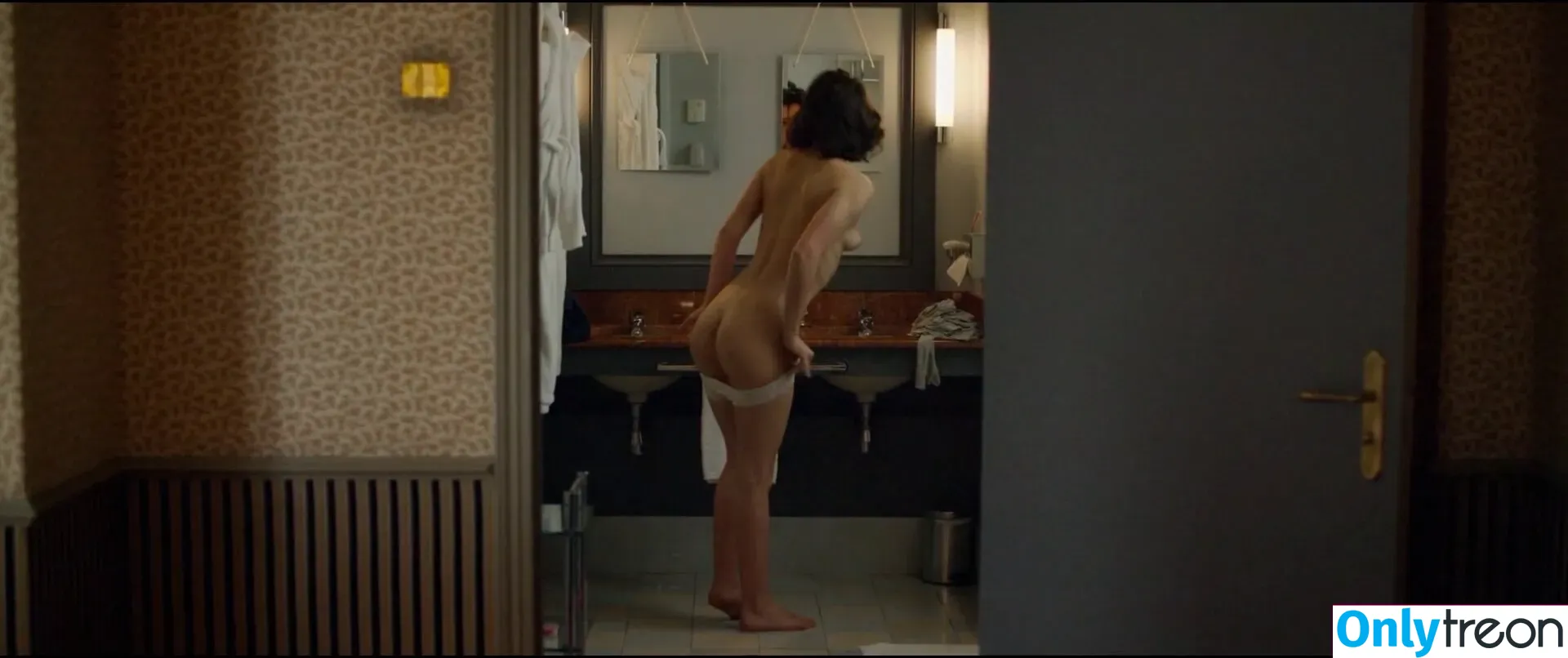 Adele Exarchopoulos nude photo #0210 (adeleexarchopoulos)