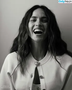 Adria Arjona / adriaarjona фото голая #0441