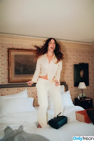Adria Arjona / adriaarjona фото голая #0445