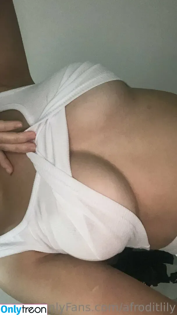 afroditlily nude photo #0021 (afroditlily1)