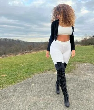 Aisha Thalia / aishaalma / aishathalia фото голая #0020