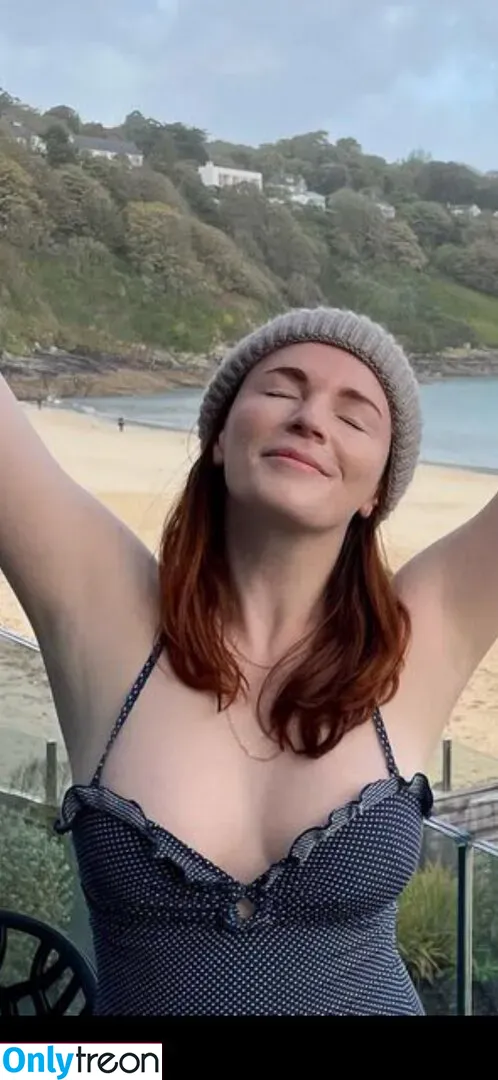 Aisling Bea nude photo #0002 (baby_aisling / weemissbea)