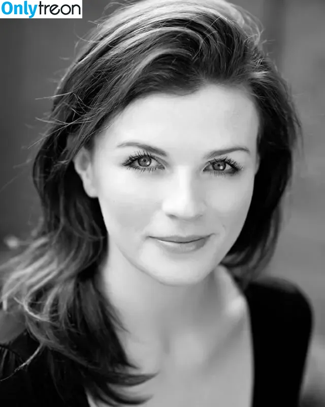 Aisling Bea nude photo #0006 (baby_aisling / weemissbea)