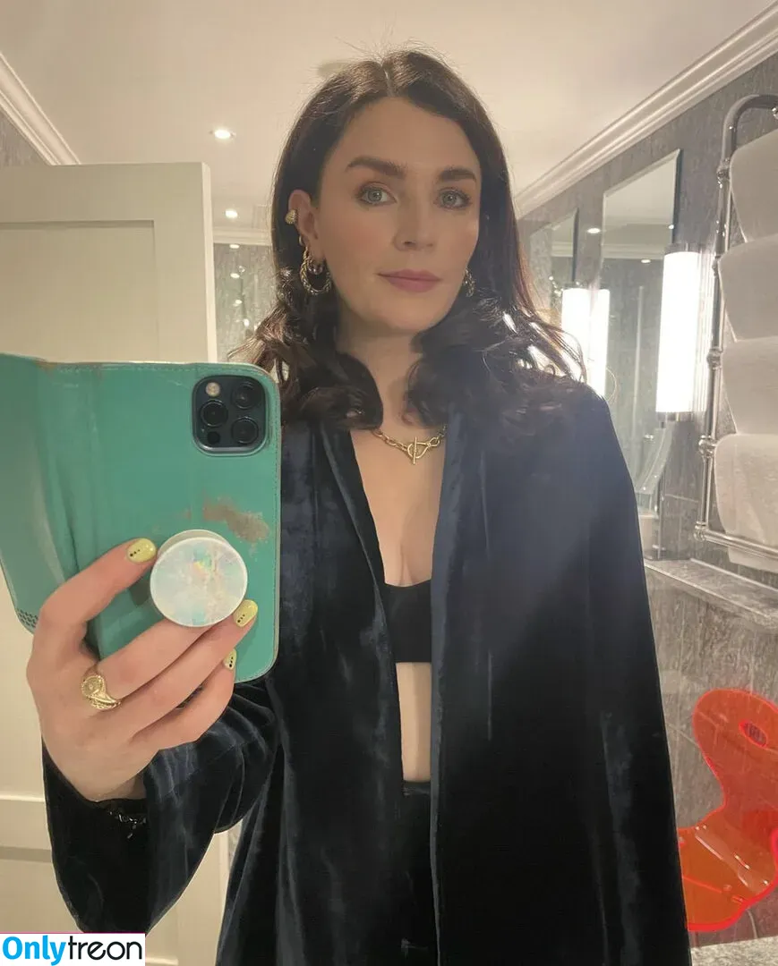 Aisling Bea nude photo #0038 (baby_aisling / weemissbea)