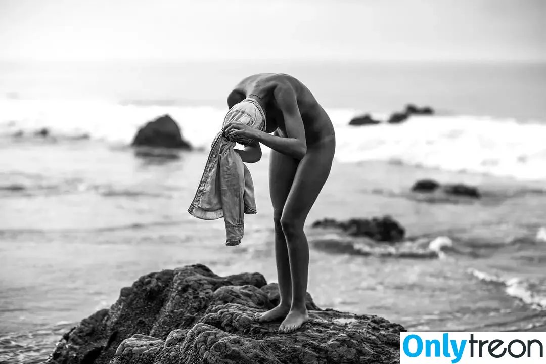 Alejandra Guilmant nude photo #0799 (AleGuilmantFan / aleguilmant)