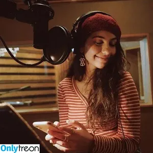 Alessia Cara / 697145310 / alessiacara / alessiasmusic nude photo #0233