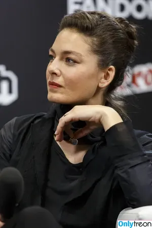 Alexa Davalos / alexakdavalos nude photo #0045