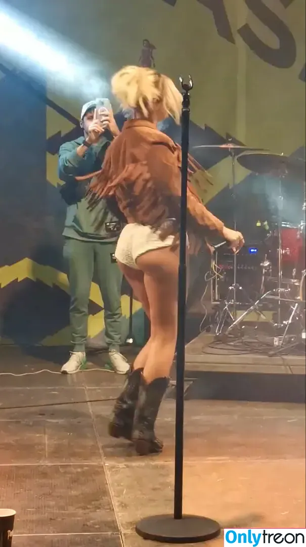 Alexandra Stan nude photo #1425 (alexandrastan)