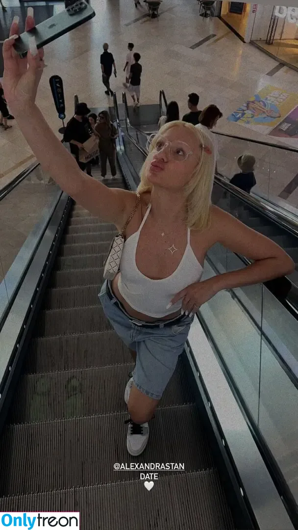 Alexandra Stan голая photo #1476 (alexandrastan)
