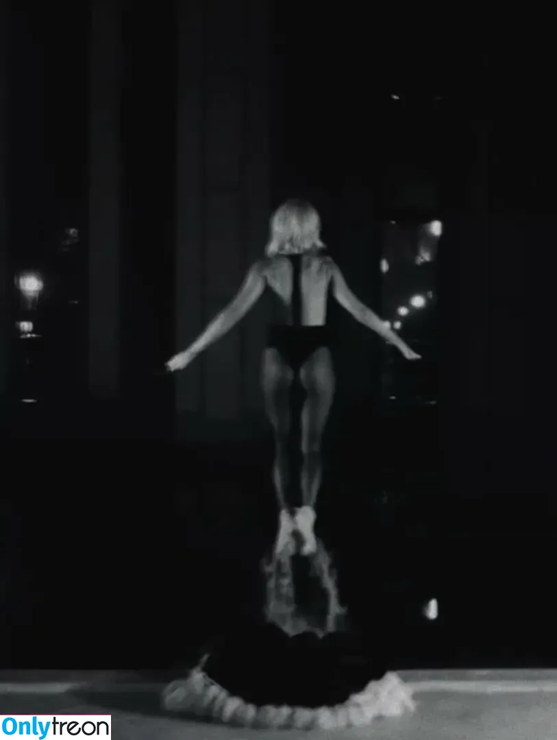 Alexandra Stan голая photo #1727 (alexandrastan)