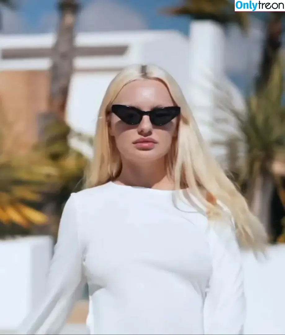 Alexandra Stan nude photo #1982 (alexandrastan)