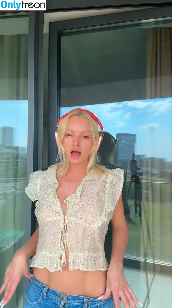 Alexandra Stan nude photo #1988 (alexandrastan)