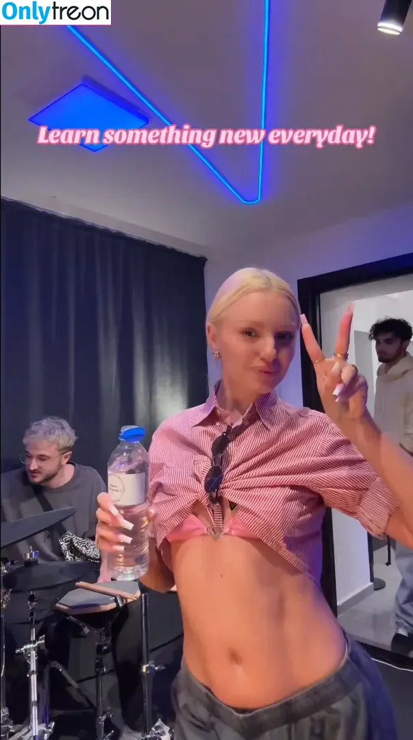 Alexandra Stan nude photo #1990 (alexandrastan)