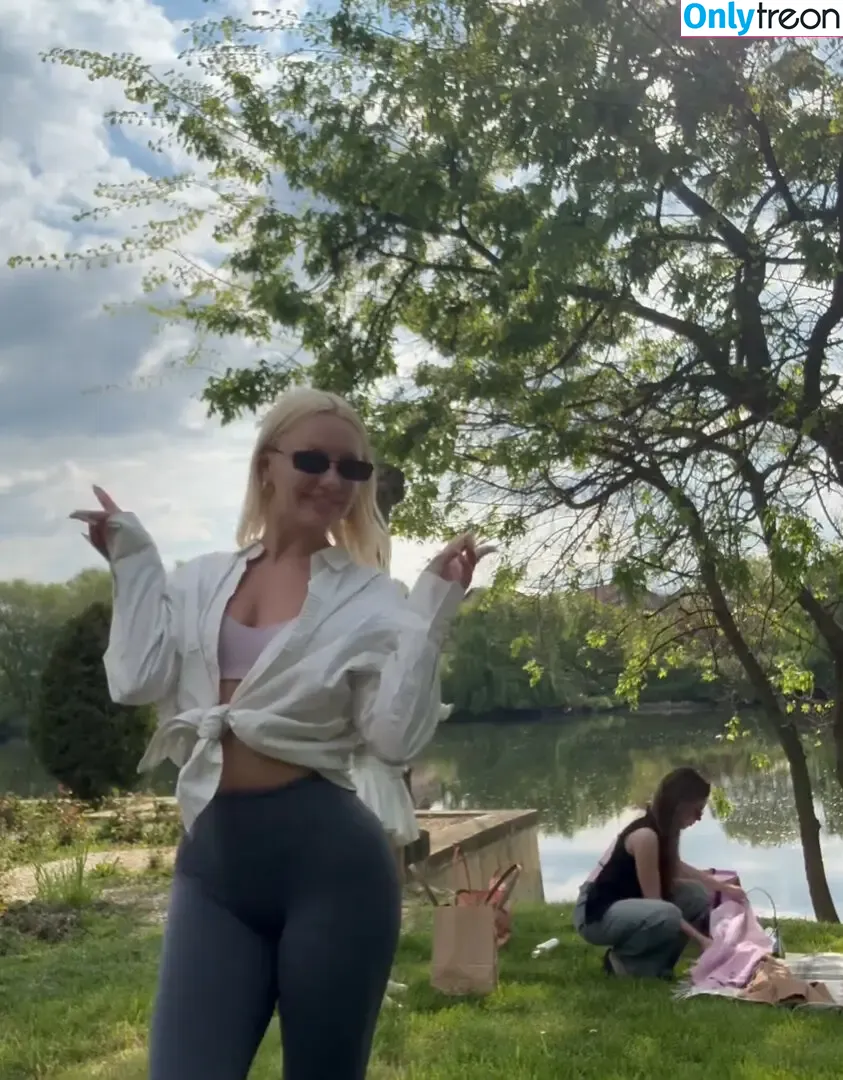 Alexandra Stan голая photo #2000 (alexandrastan)