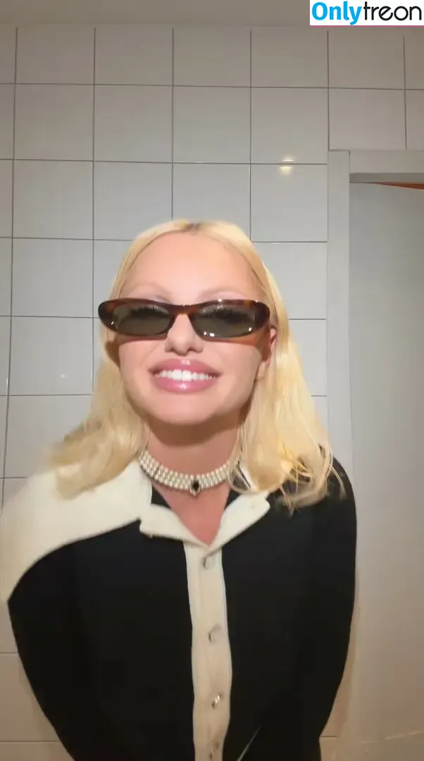 Alexandra Stan nude photo #2103 (alexandrastan)