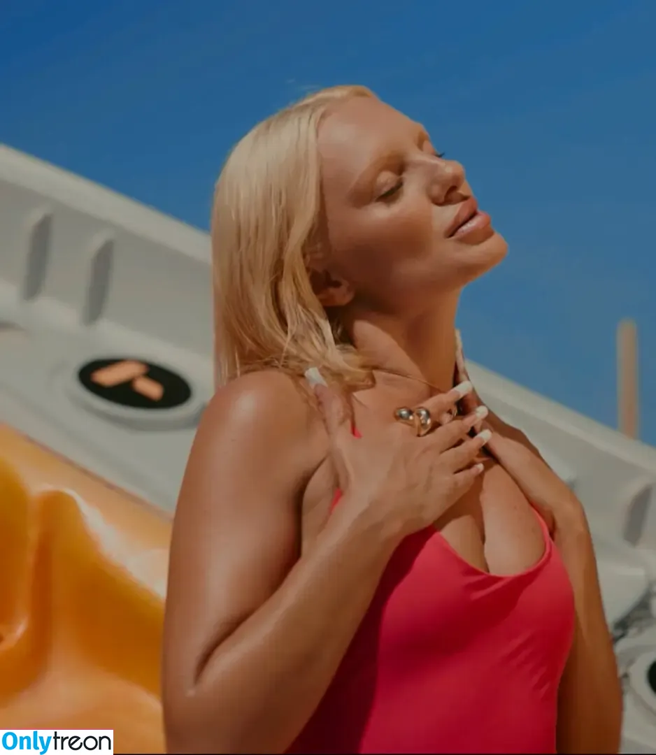 Alexandra Stan голая photo #2770 (alexandrastan)