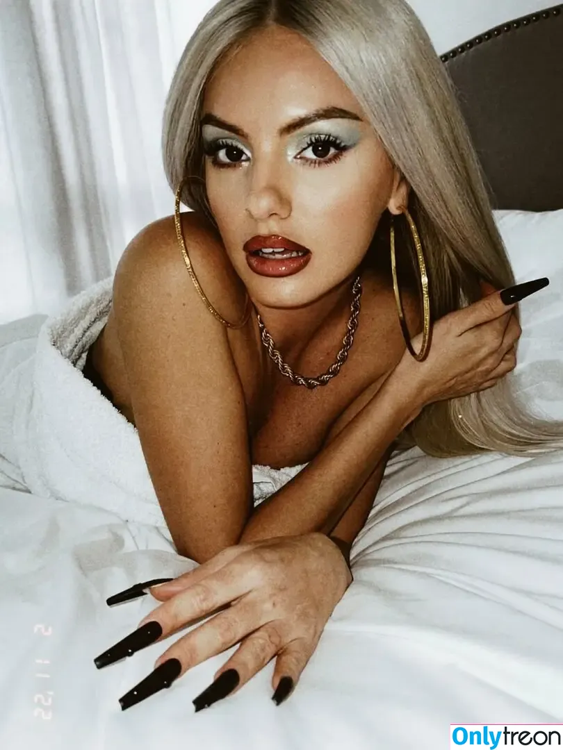 Alexandra Stan nude photo #2808 (alexandrastan)
