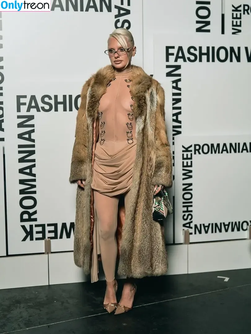 Alexandra Stan голая photo #2912 (alexandrastan)
