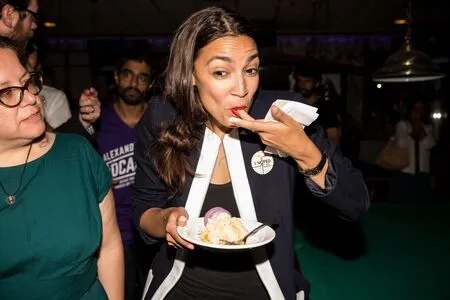 Alexandria Ocasio-Cortez / AOC фото голая #0214