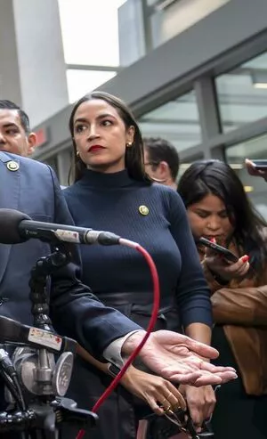 Alexandria Ocasio-Cortez / AOC фото голая #0219