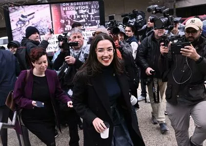 Alexandria Ocasio-Cortez / AOC фото голая #0225