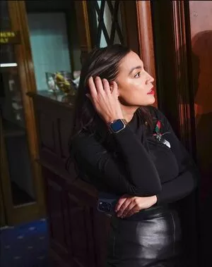 Alexandria Ocasio-Cortez / AOC фото голая #0229