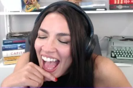 Alexandria Ocasio-Cortez / AOC фото голая #0236