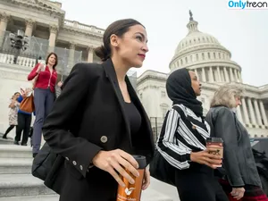 Alexandria Ocasio-Cortez / AOC / Alexandria Ocasio Cortez фото голая #0319