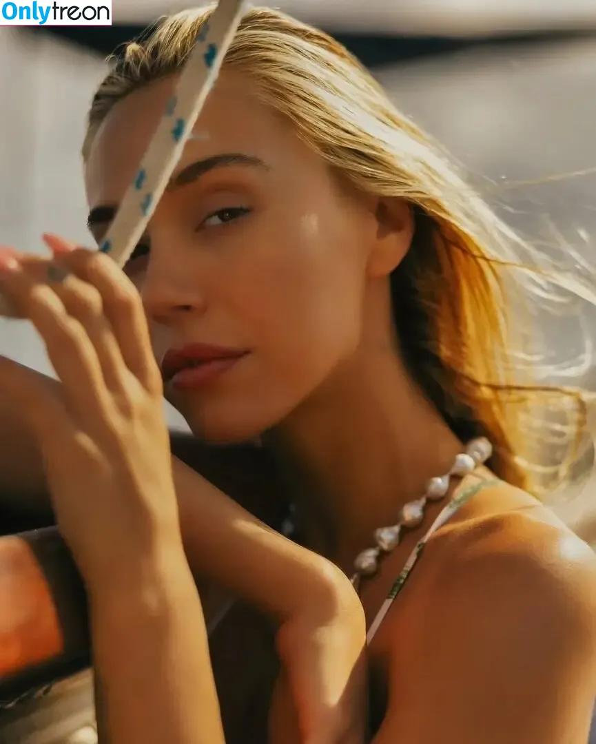 Alexis Ren nude photo #1850 (alexisren / alexisreng / alexxissren)