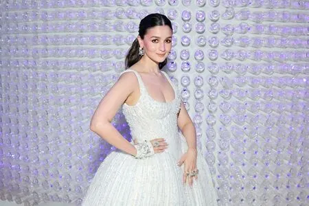 Alia Bhatt / aliaa08 / aliaabhatt фото голая #0020