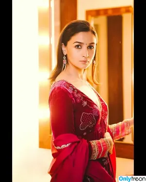 Alia Bhatt / aliaa08 / aliaabhatt nude photo #0070