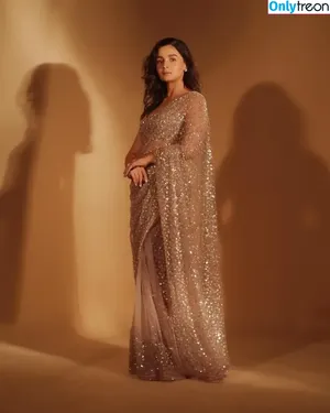 Alia Bhatt / aliaa08 / aliaabhatt nude photo #0085