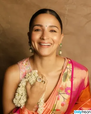 Alia Bhatt / aliaa08 / aliaabhatt nude photo #0092