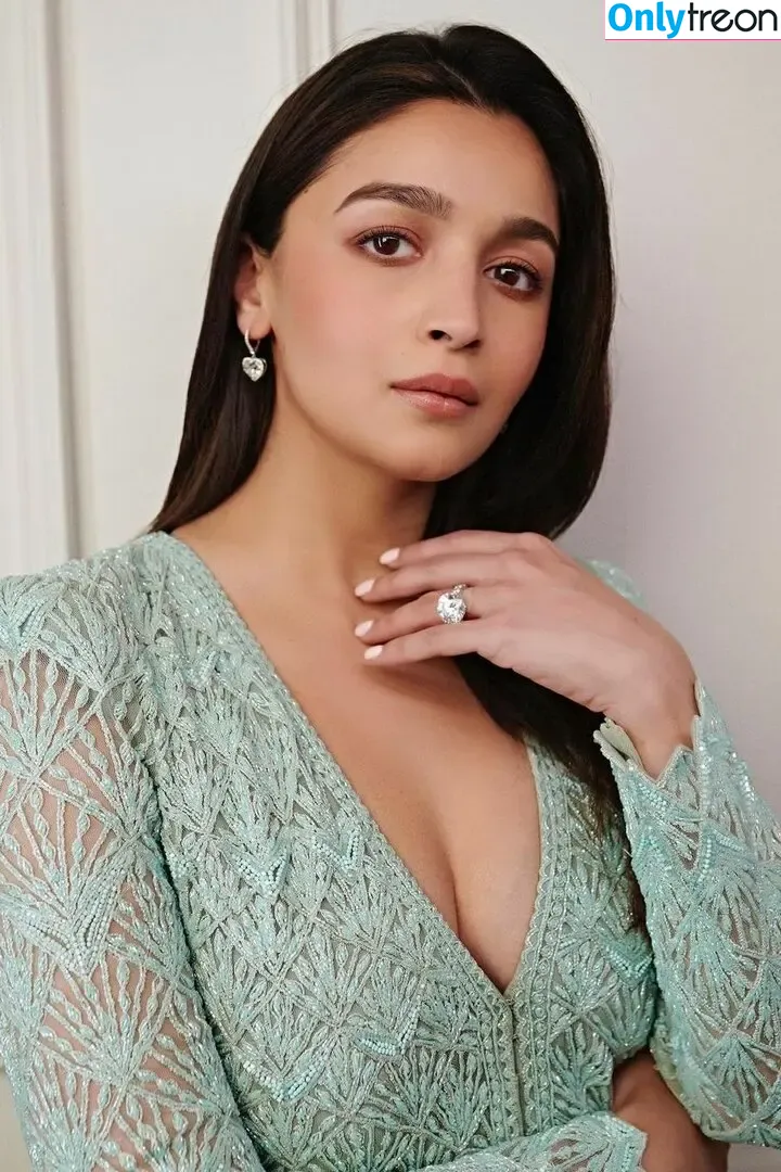 Alia Bhatt nude photo #0073 (aliaa08 / aliaabhatt)