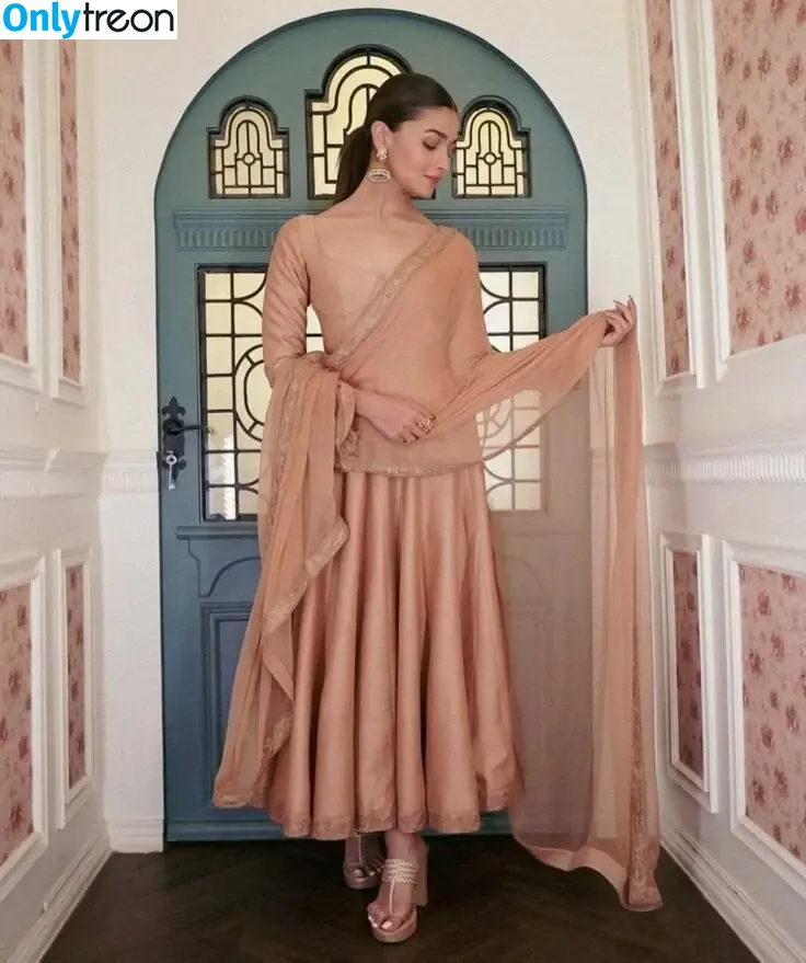 Alia Bhatt nude photo #0077 (aliaa08 / aliaabhatt)