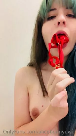 alicebunnyuwu / alicebluwu nude photo #0025