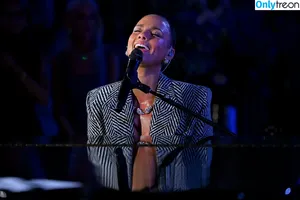 Alicia Keys / aliciakeys / ayxxxclusive nude photo #0342