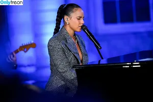 Alicia Keys / aliciakeys / ayxxxclusive nude photo #0344