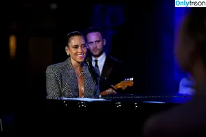 Alicia Keys / aliciakeys / ayxxxclusive nude photo #0346