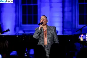 Alicia Keys / aliciakeys / ayxxxclusive nude photo #0347