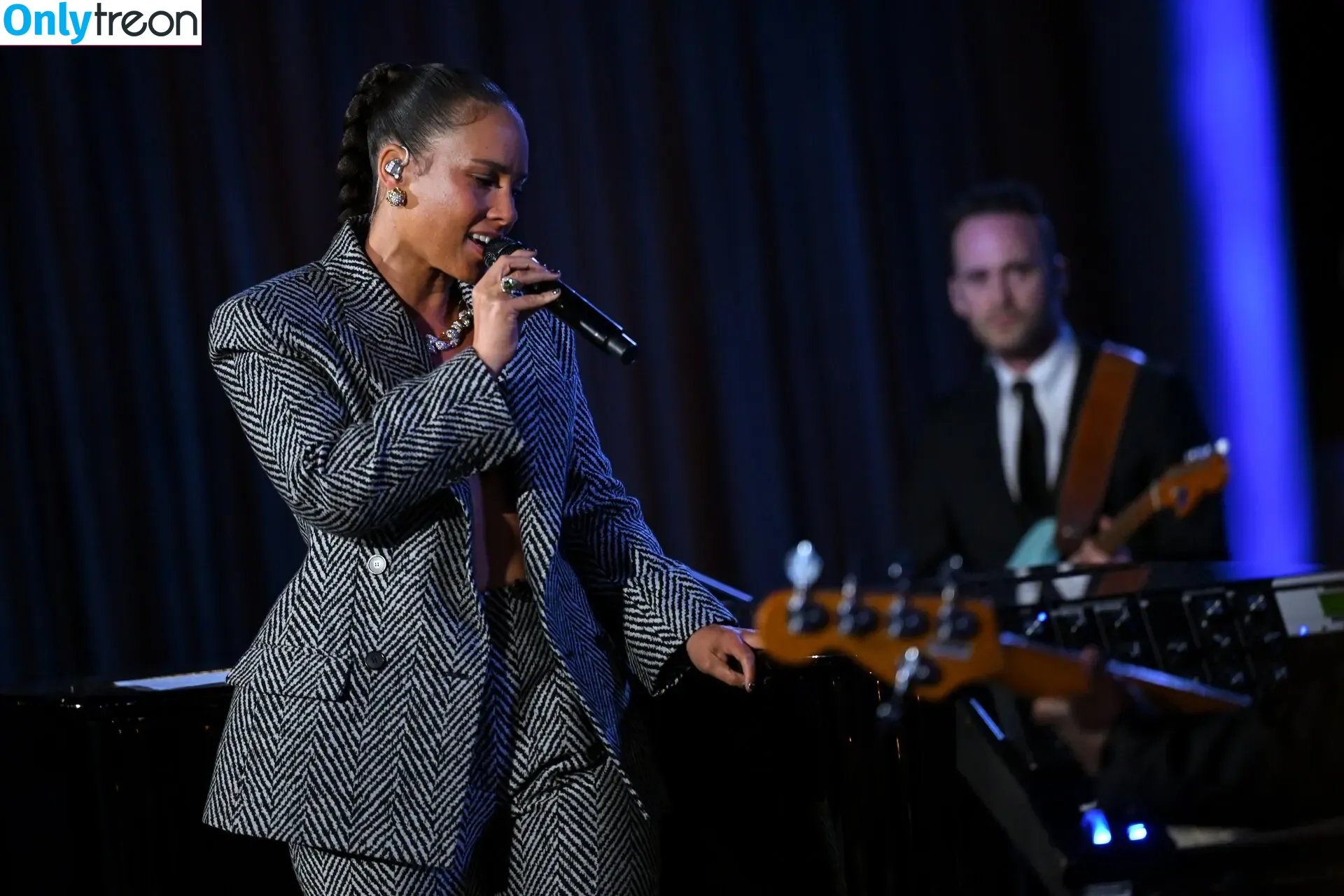 Alicia Keys nude photo #0334 (aliciakeys / ayxxxclusive)