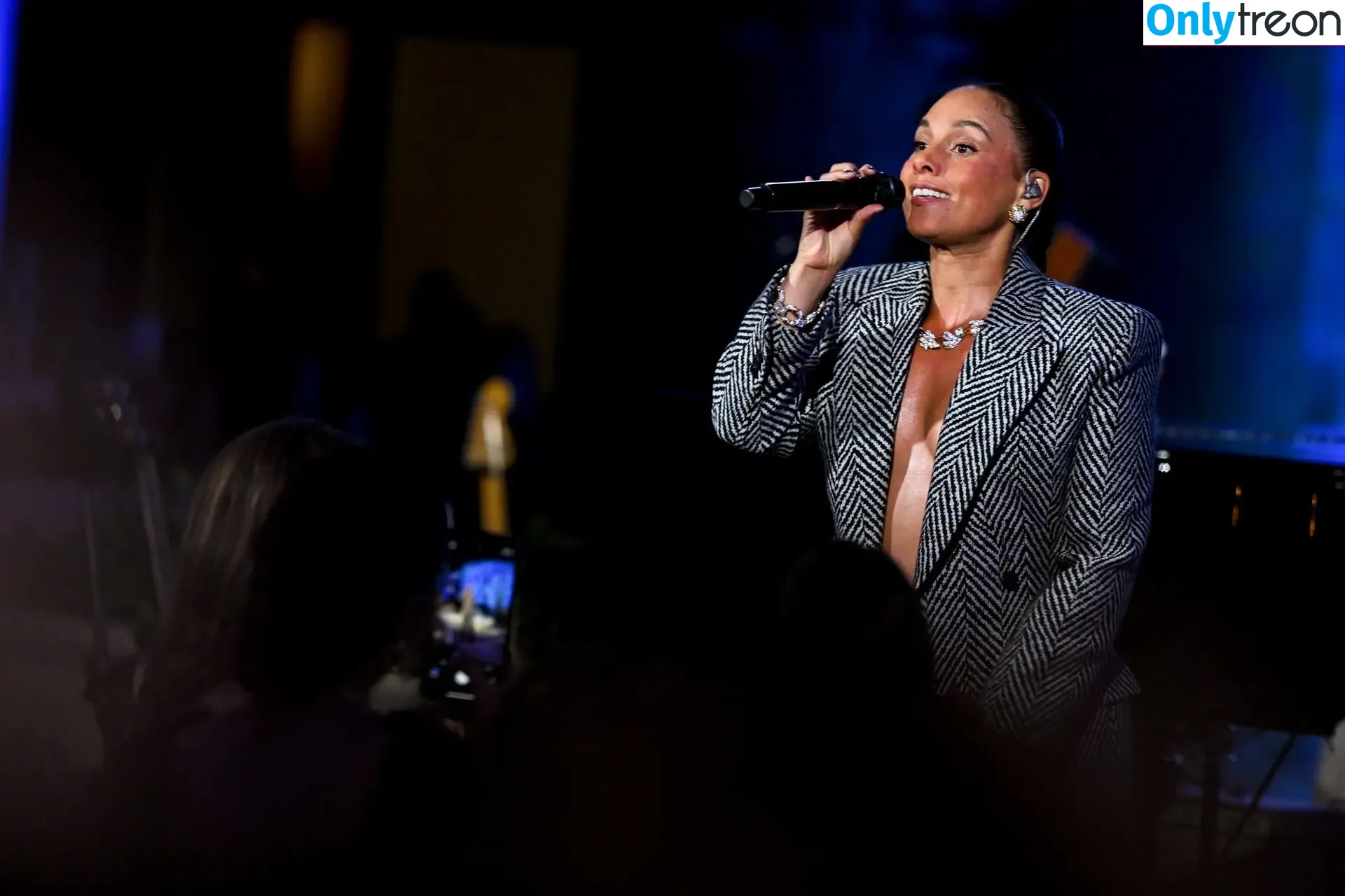 Alicia Keys nude photo #0340 (aliciakeys / ayxxxclusive)