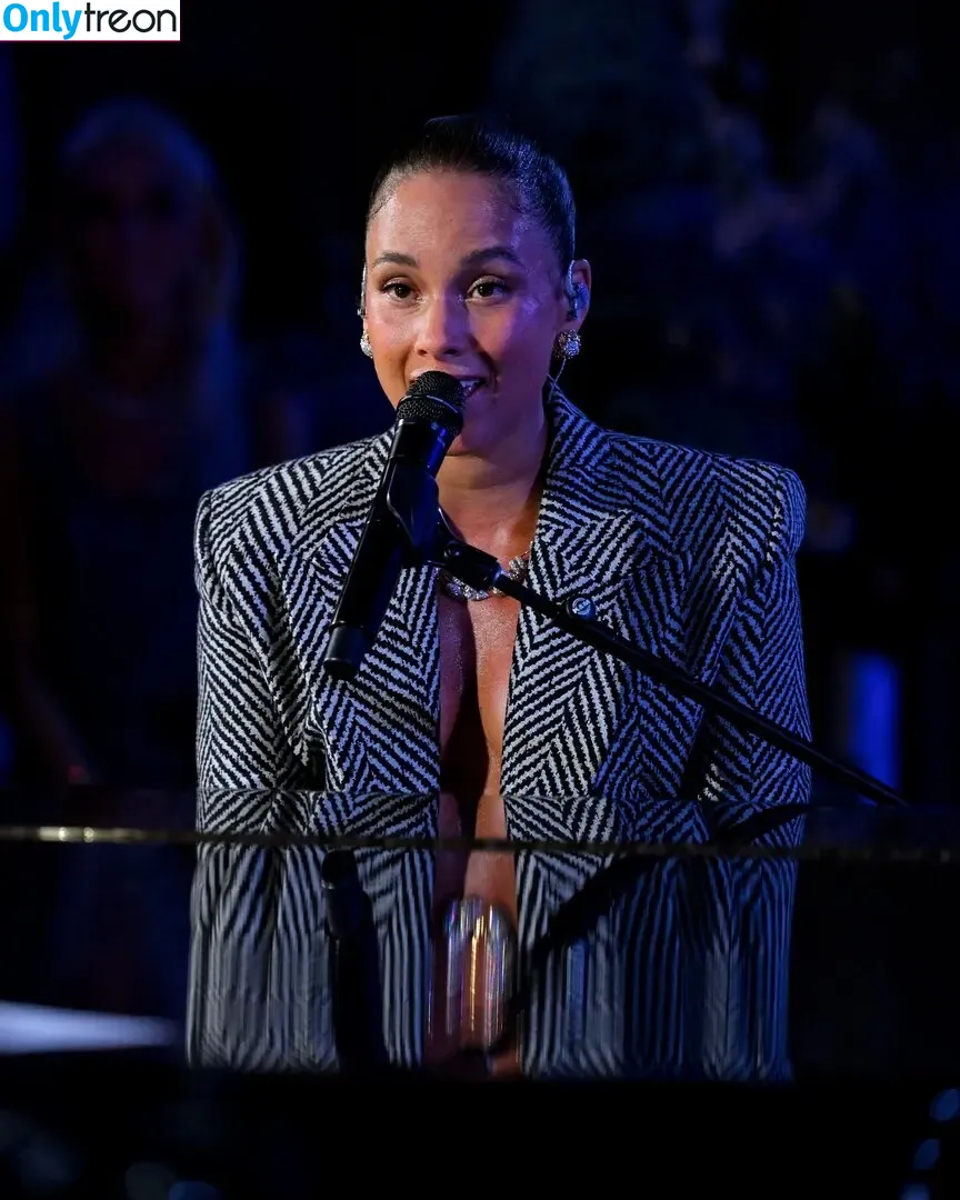 Alicia Keys nude photo #0341 (aliciakeys / ayxxxclusive)