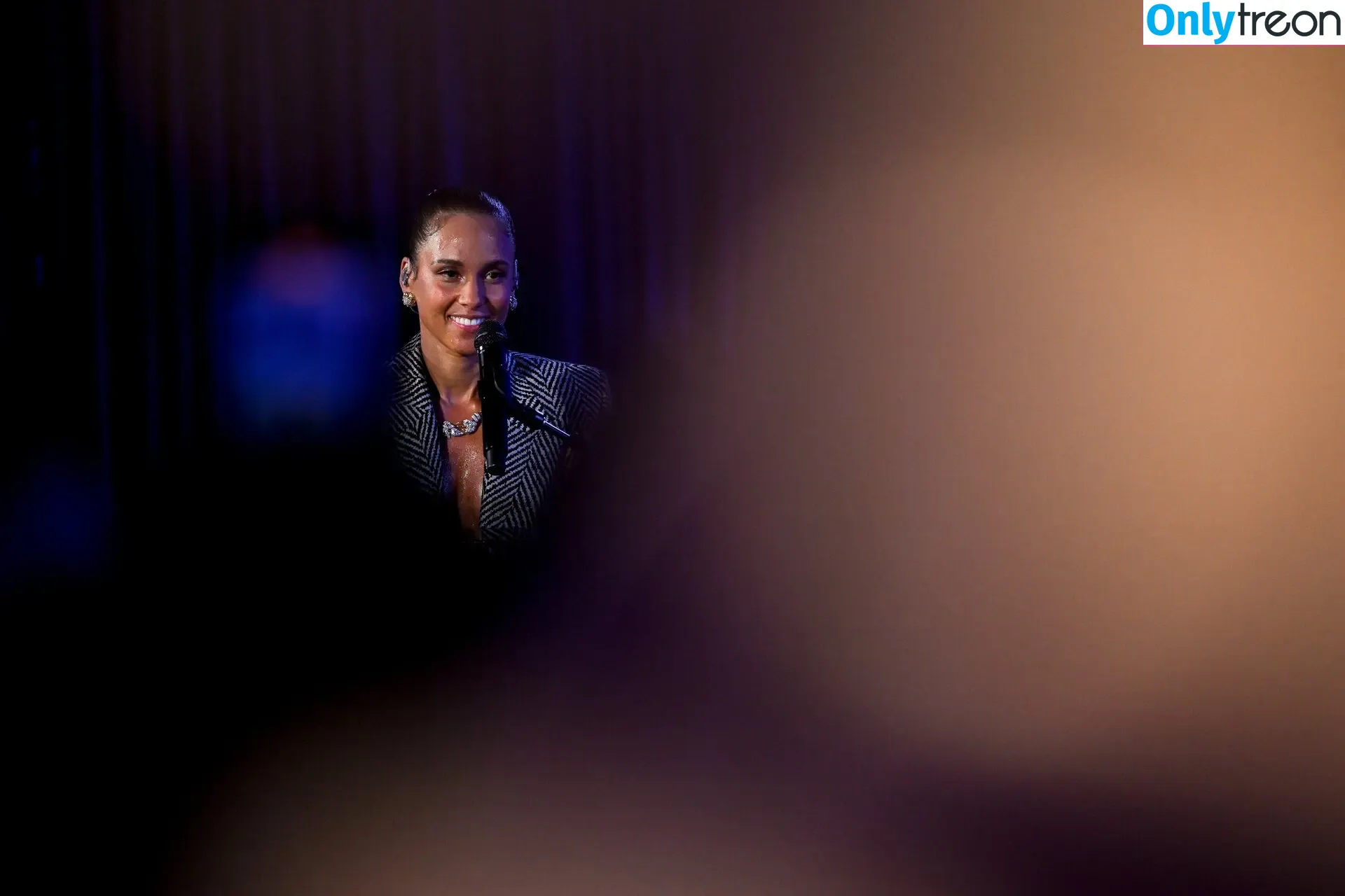 Alicia Keys голая photo #0345 (aliciakeys / ayxxxclusive)