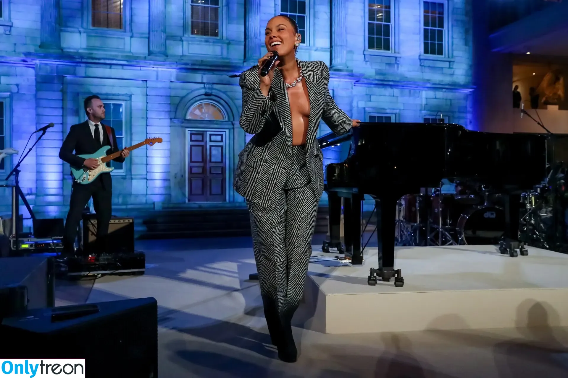 Alicia Keys nude photo #0362 (aliciakeys / ayxxxclusive)