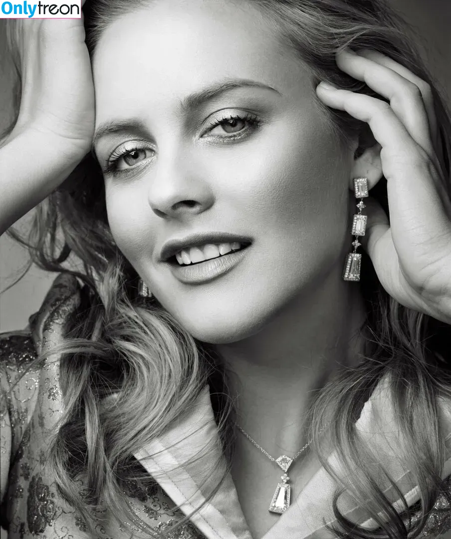 Alicia Silverstone nude photo #0081 (AliciaSilv / aliciasilverstone)