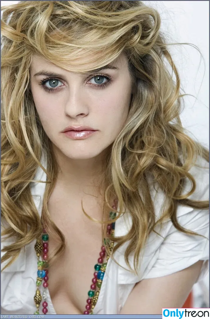 Alicia Silverstone nude photo #0082 (AliciaSilv / aliciasilverstone)