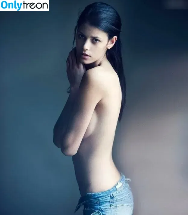 Alisar Ailabouni nude photo #0002 (alisarailabouni)