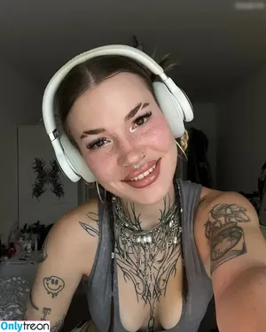 Alisea Löffler / unregierbar nude photo #0054